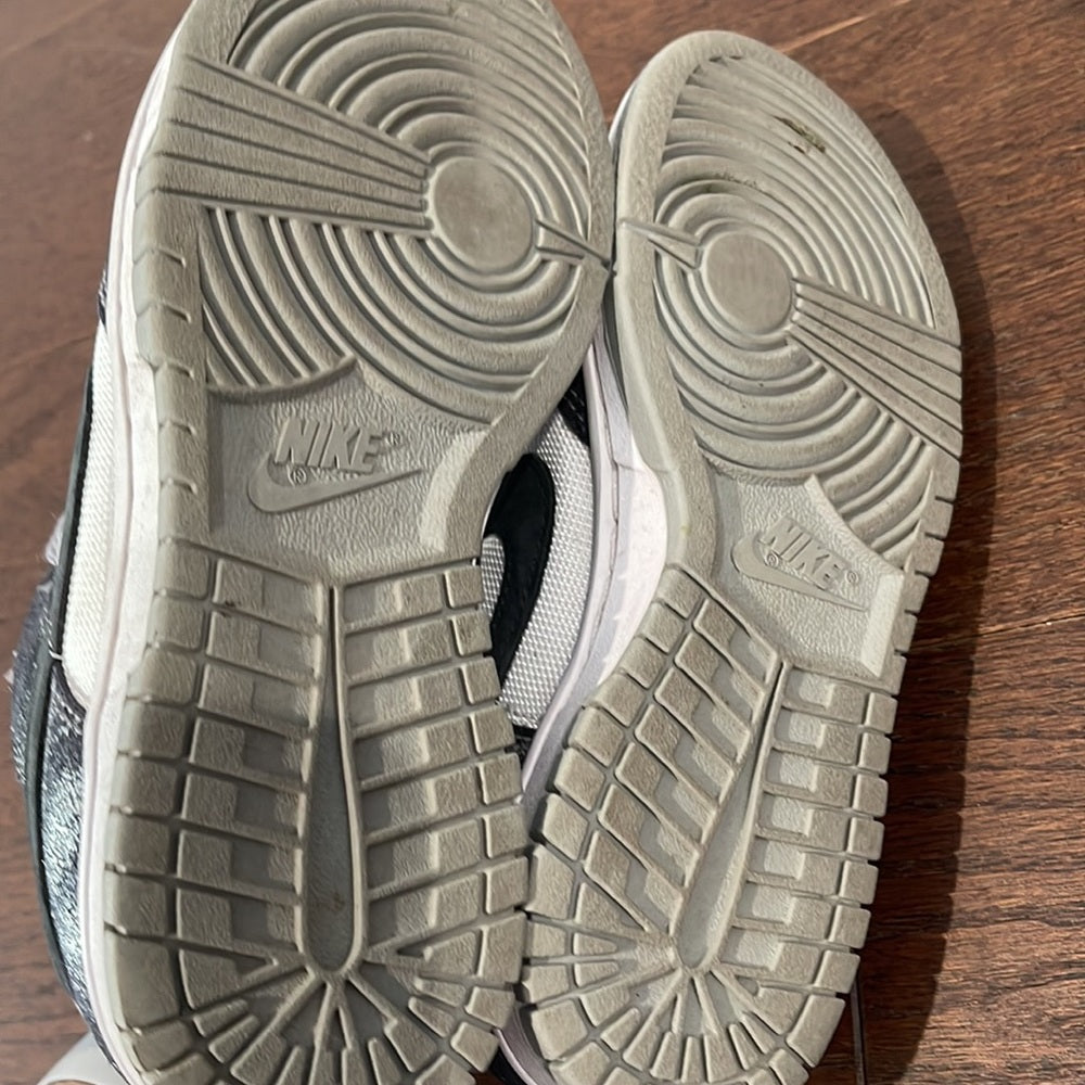 Nike Women’s White and Grey Sneakers Size 5.5
