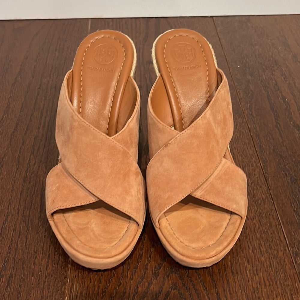 NWT Tory Burch Women’s Bailey 110MM Wedge Mule Tan Suede Size 7.5