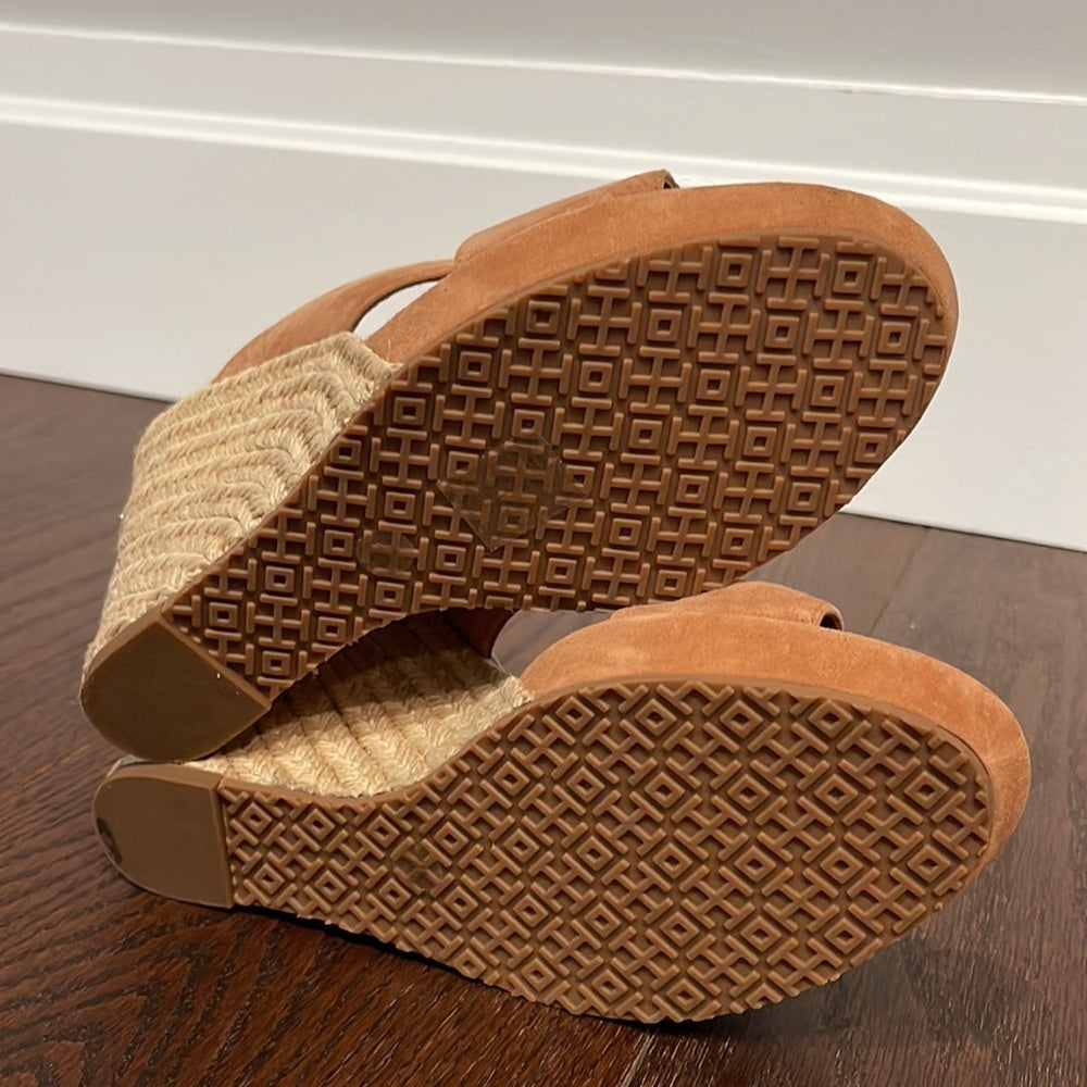 NWT Tory Burch Women’s Bailey 110MM Wedge Mule Tan Suede Size 7.5