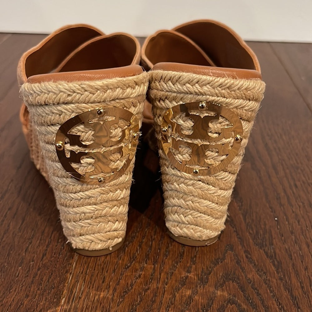NWT Tory Burch Women’s Bailey 110MM Wedge Mule Tan Suede Size 7.5