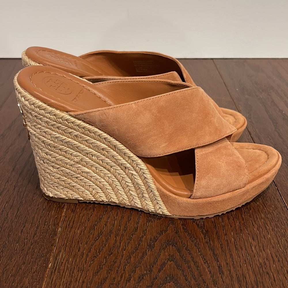 NWT Tory Burch Women’s Bailey 110MM Wedge Mule Tan Suede Size 7.5
