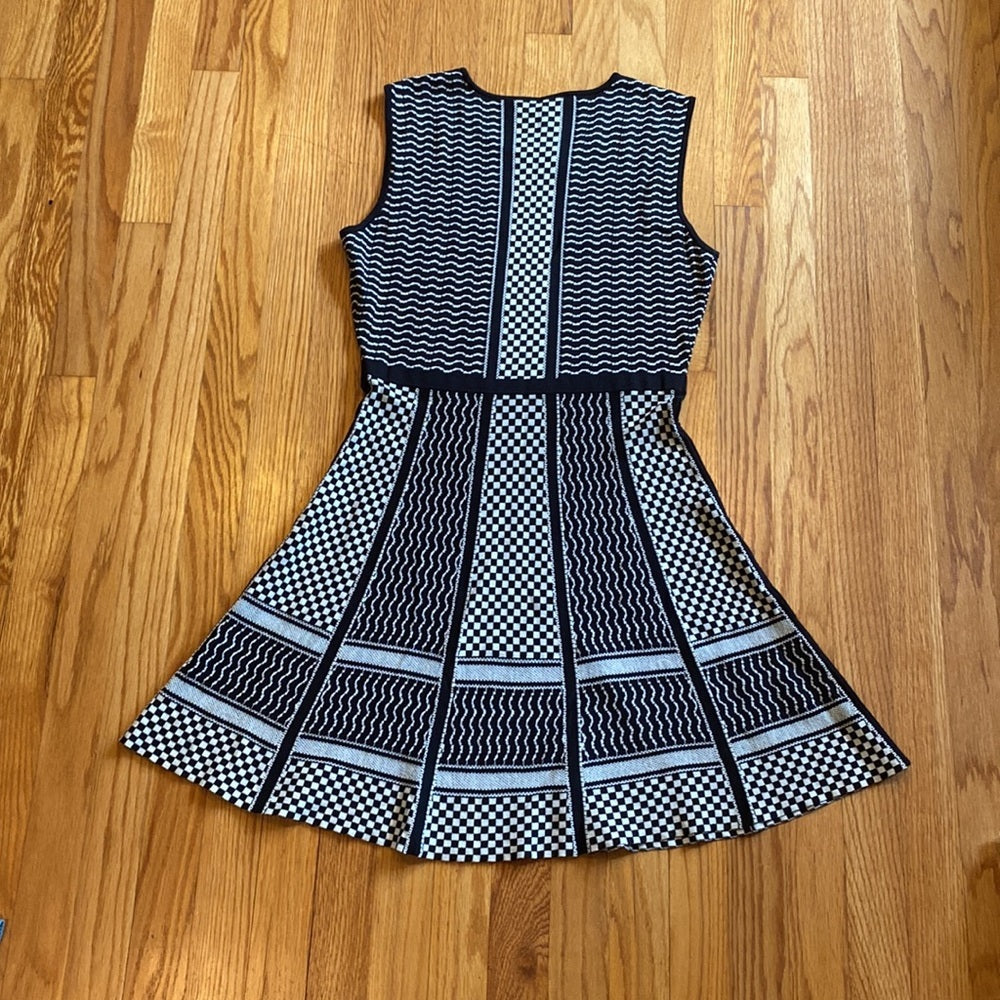 BCBGMAXAZRIA Black and white patterned knit dress size medium