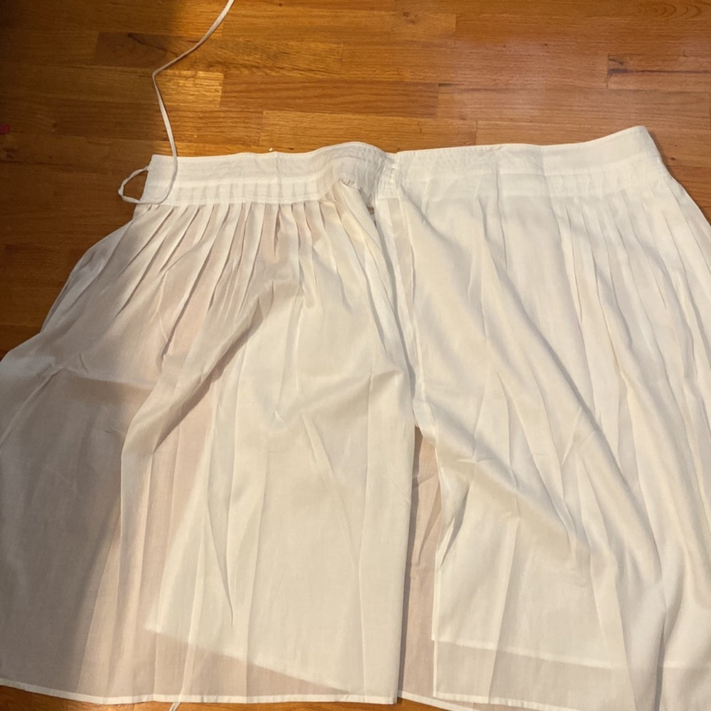 Women’s Vince skirt. White. Size XS