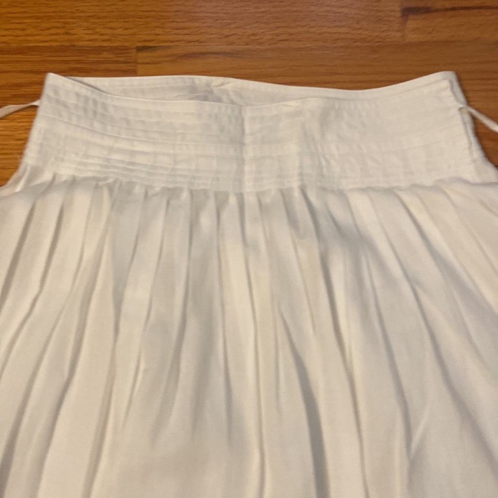 Women’s Vince skirt. White. Size XS