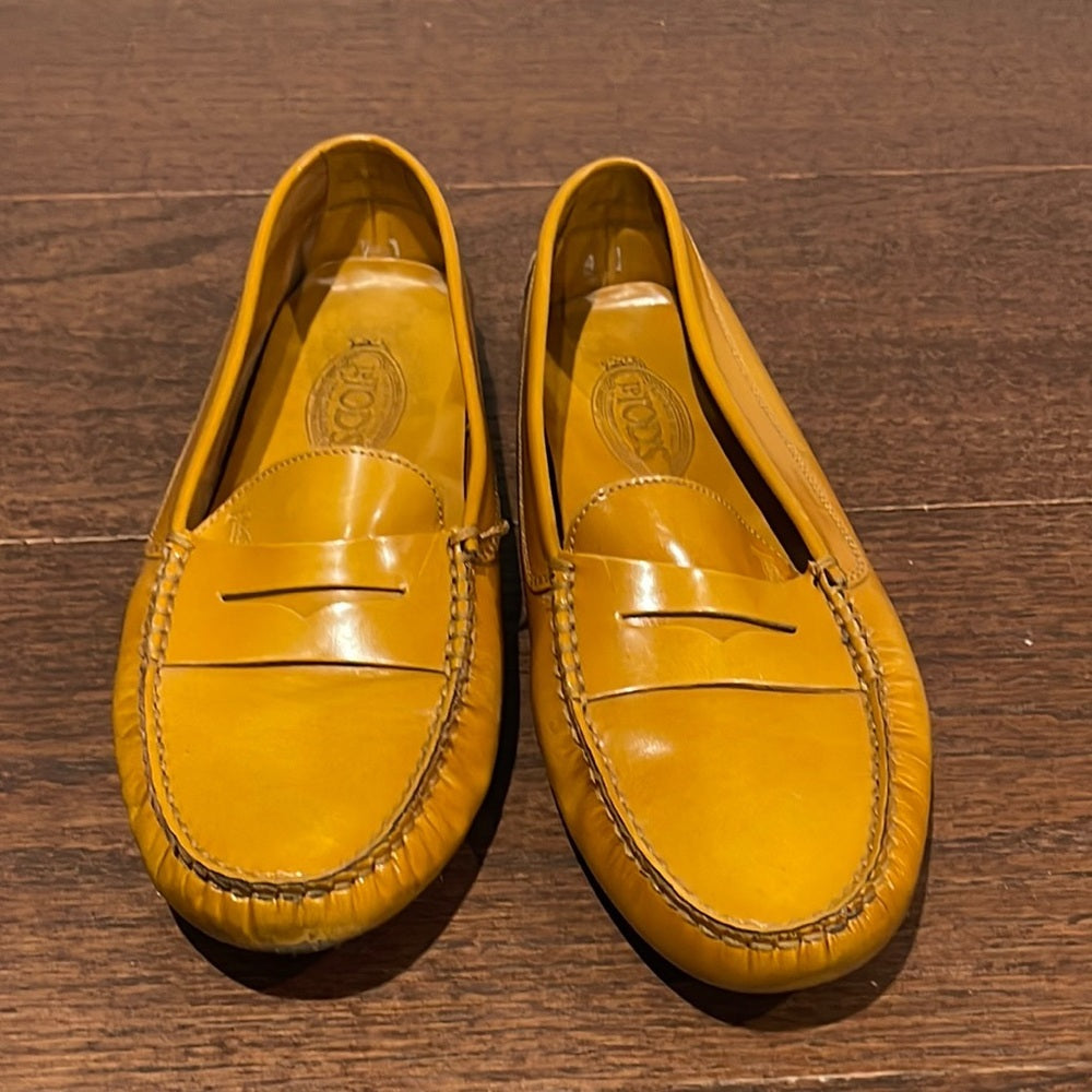 Tod’s Women’s Gommino Driving Shoes in Camel Leather Size 41 / 11