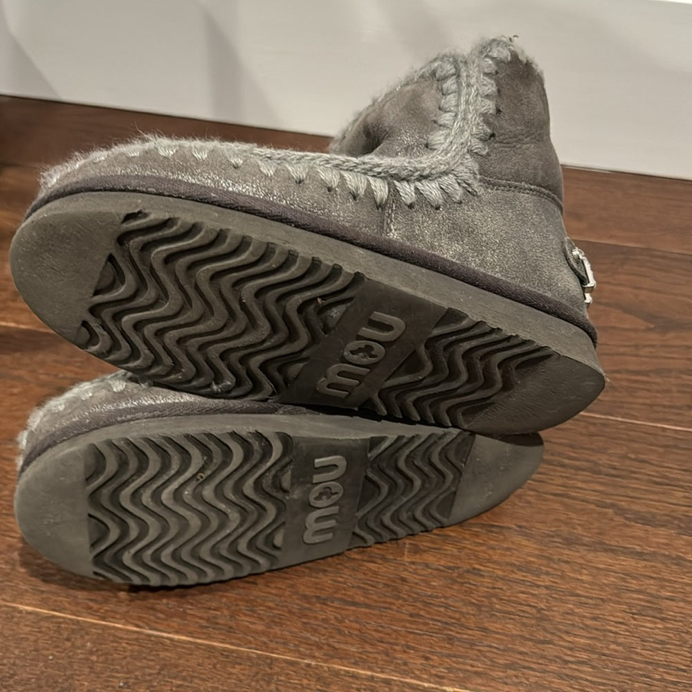 Mou Mou Women’s Grey Eskimo 18 Rhinestones Logo Size 8