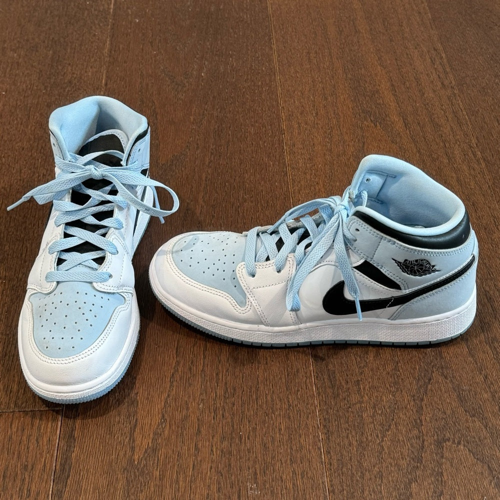 Nike Air Jordan’s Kids Blue Black and White Sneakers Size 6