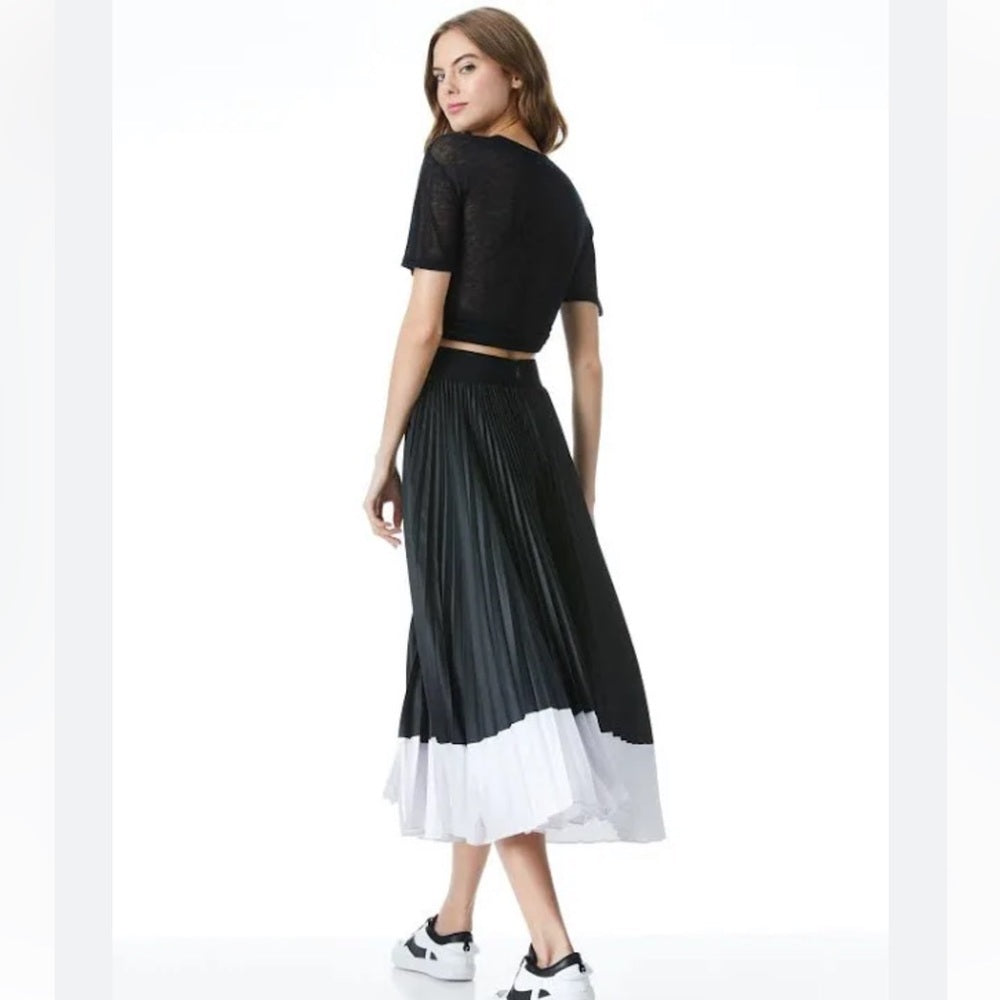 NWT Alice + Olivia Woman’s Black and White Striped Skirt Size 2
