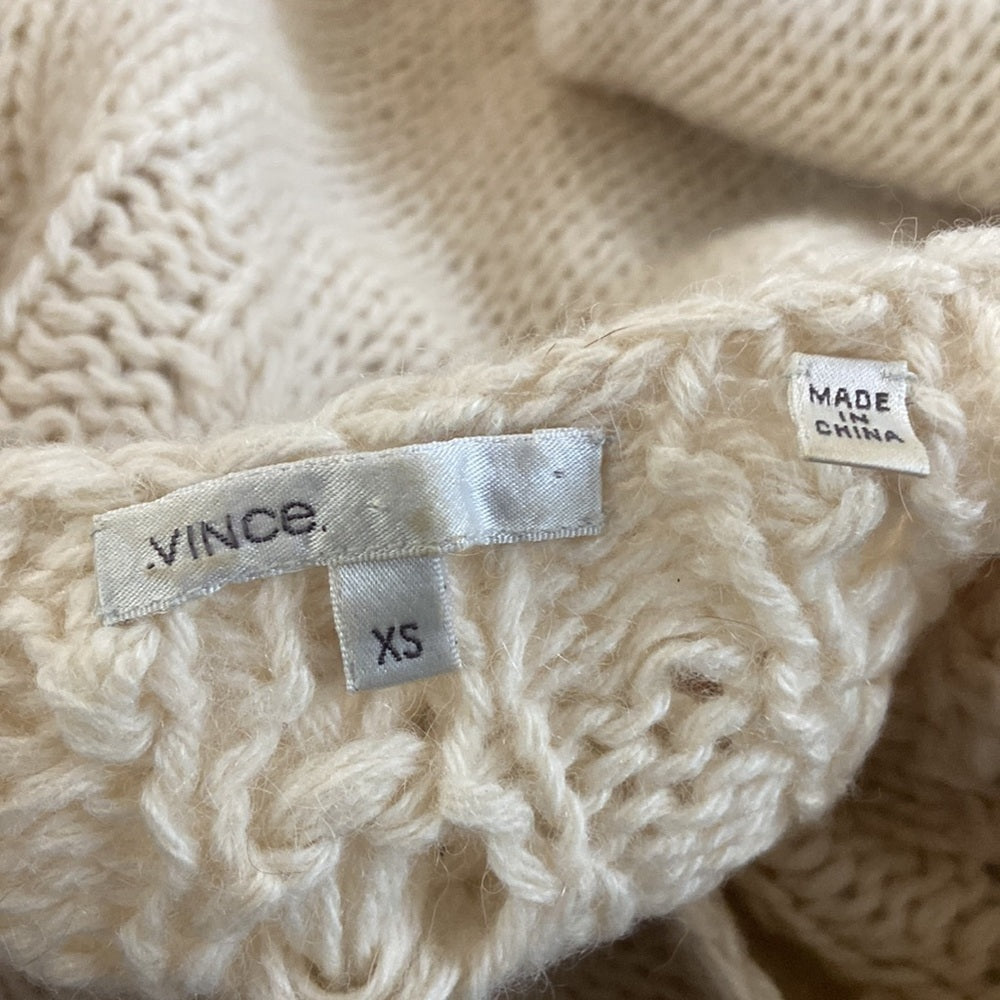 WOMEN’S Vince sweater. Cream. Size XS