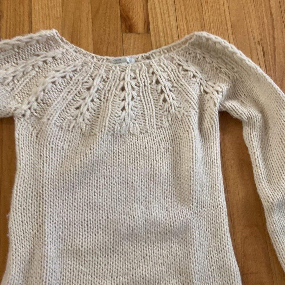 WOMEN’S Vince sweater. Cream. Size XS
