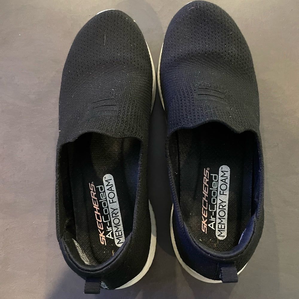 WOMEN’S Black Sketchers Slip On Sneakers Size 8.5