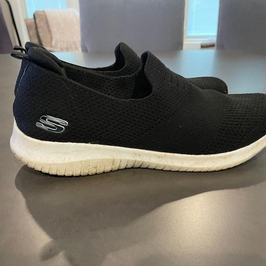 WOMEN’S Black Sketchers Slip On Sneakers Size 8.5