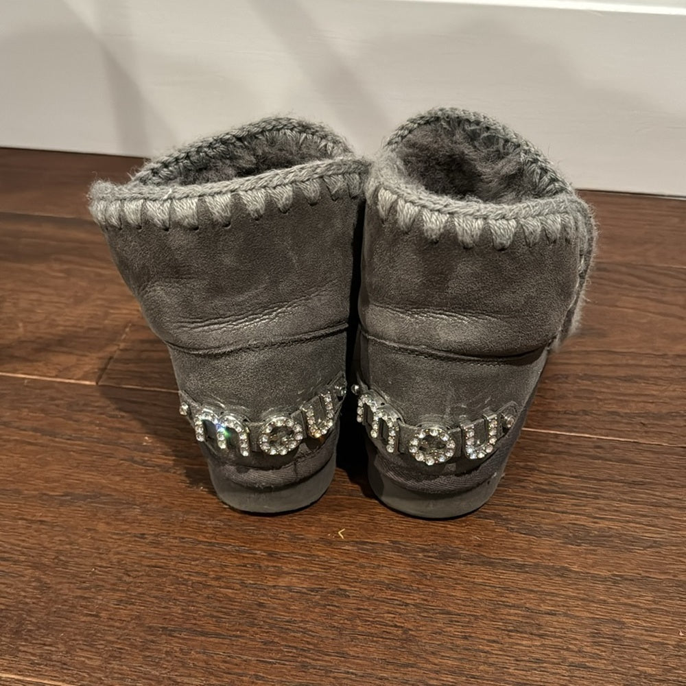 Mou Mou Women’s Grey Eskimo 18 Rhinestones Logo Size 8