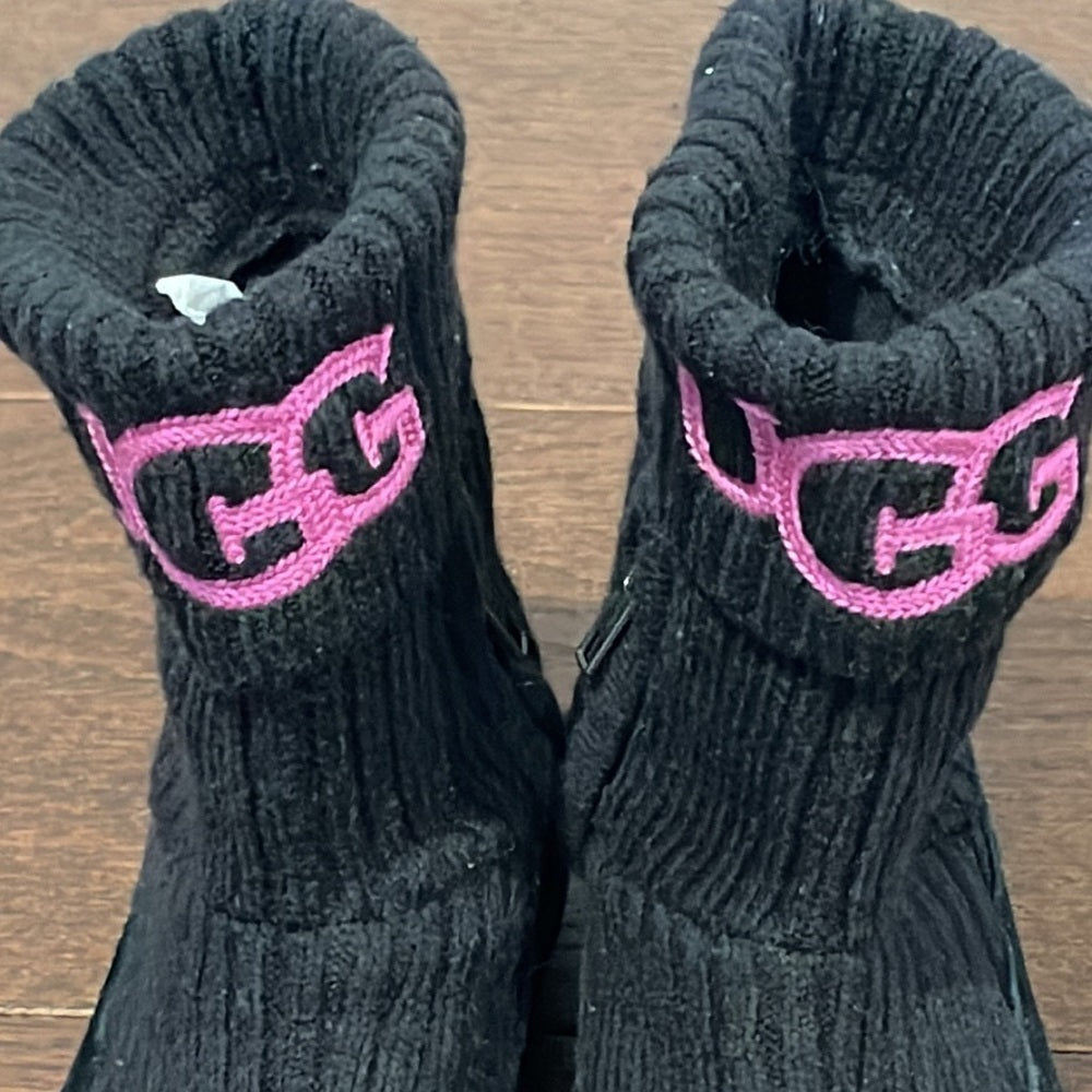 Ugg Kids Classic Knit Lack Boots Black with Pink Writing Size 1
