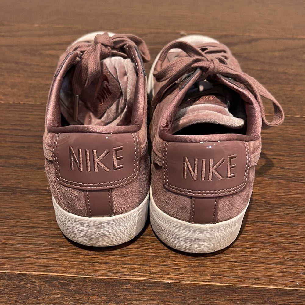 NIKE Women’s Mauve Suede and Velvet Sneaker Size 7.5