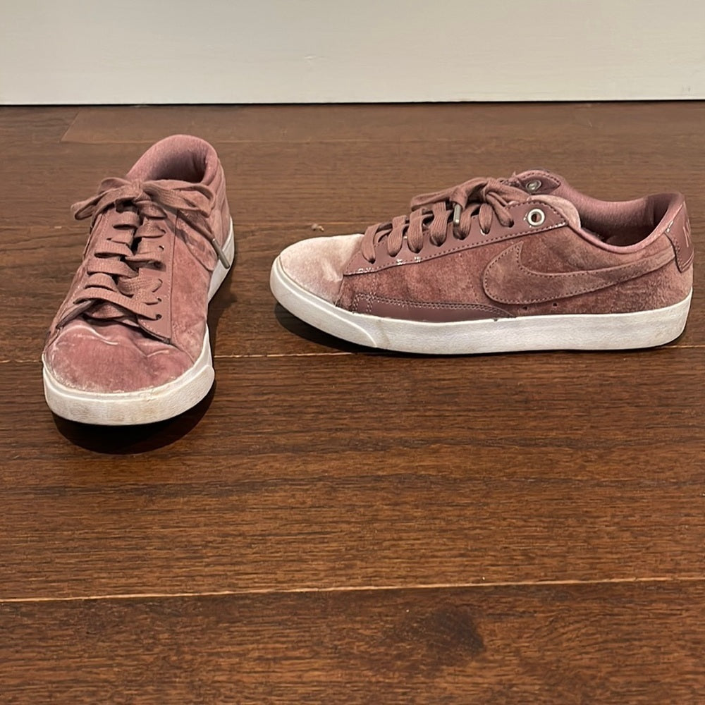 NIKE Women’s Mauve Suede and Velvet Sneaker Size 7.5