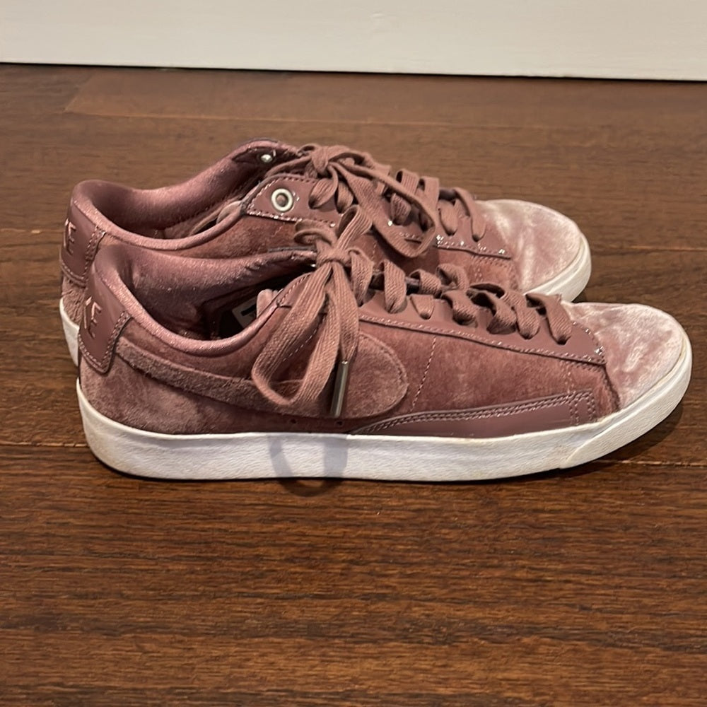 NIKE Women’s Mauve Suede and Velvet Sneaker Size 7.5