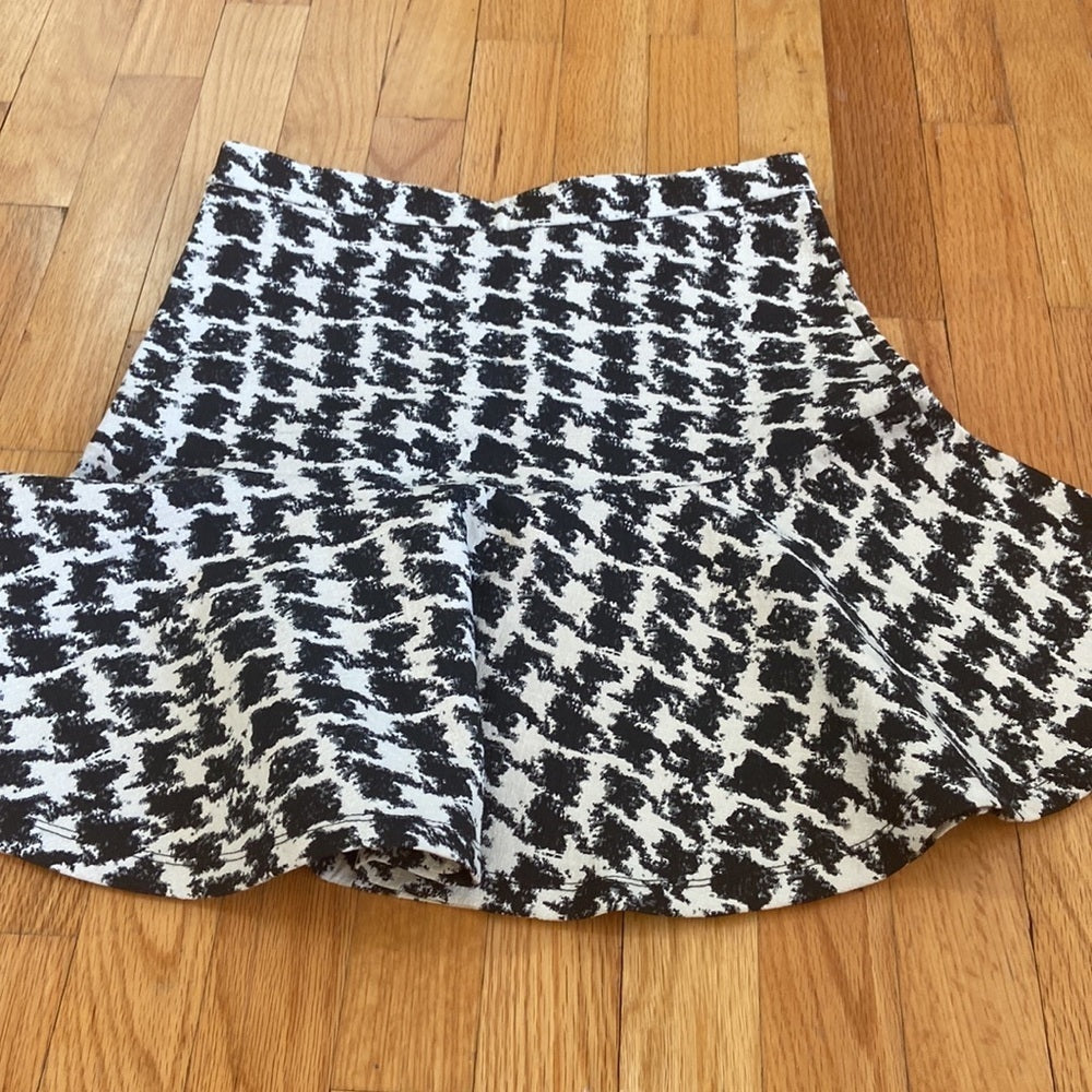 Women’s Parker skirt. Black and white. Size 6