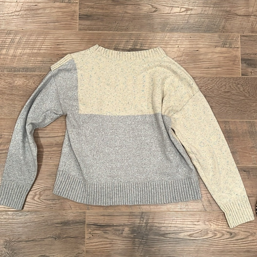 Central Park West Woman’s Gray & Cream Sweater Size Small