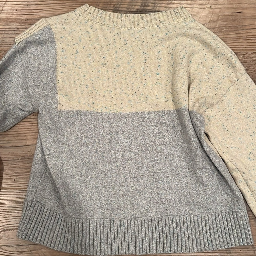 Central Park West Woman’s Gray & Cream Sweater Size Small