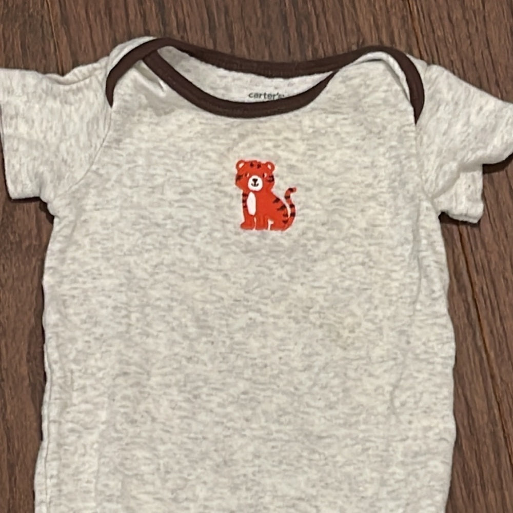 CARTERS Bundle of 3 Boys Onsies Size 9M months