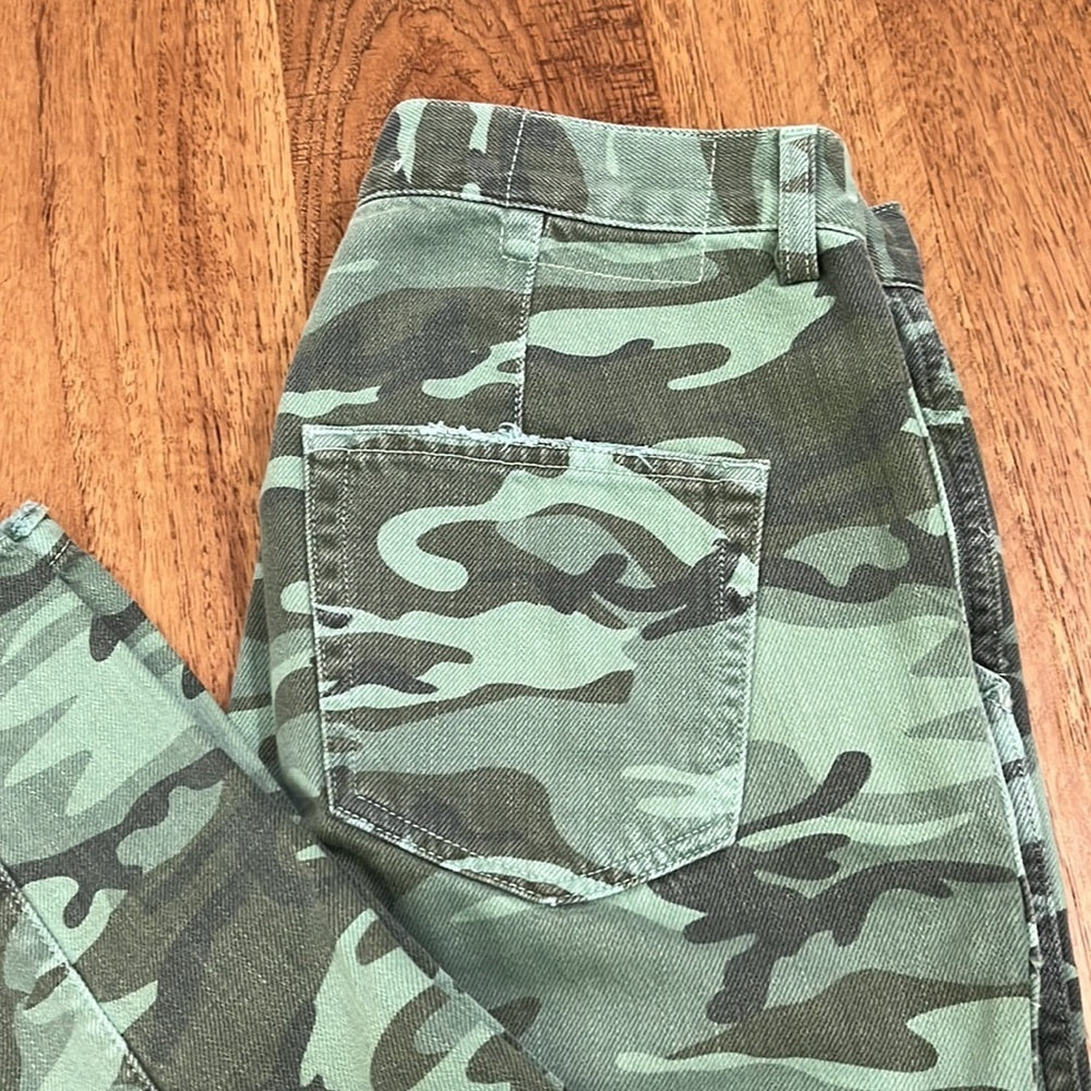 Amo Women’s Slouch Trouser Spring Camo Jeans Size 25
