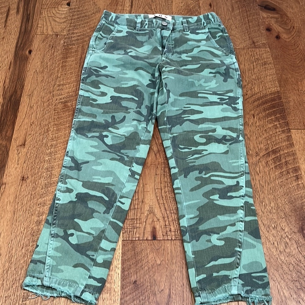 Amo Women’s Slouch Trouser Spring Camo Jeans Size 25