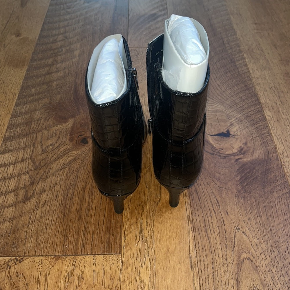 NWT Dolce Vita Woman’s Sondra Noir Embossed Leather Heeled Boots Size 5.5