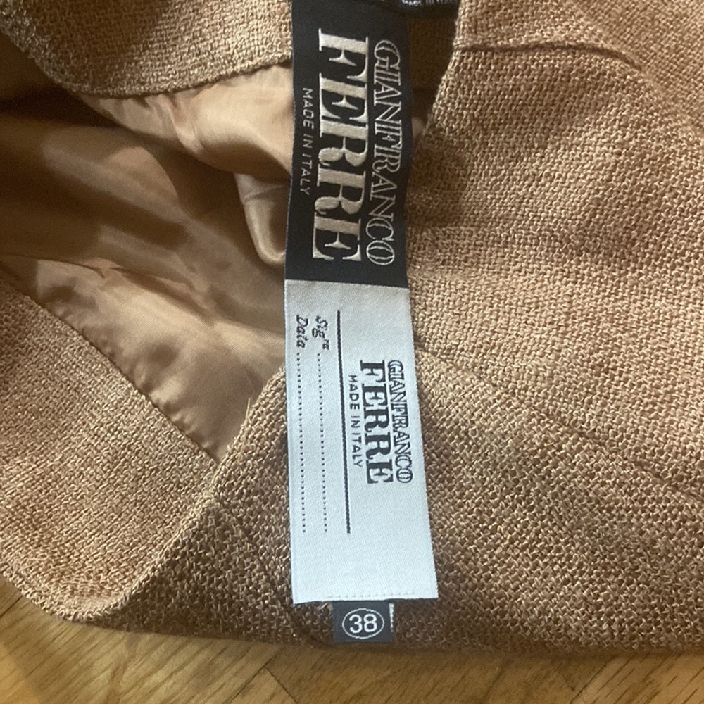 Women’s Gianfranco Ferre skirt. Tan. Size 38