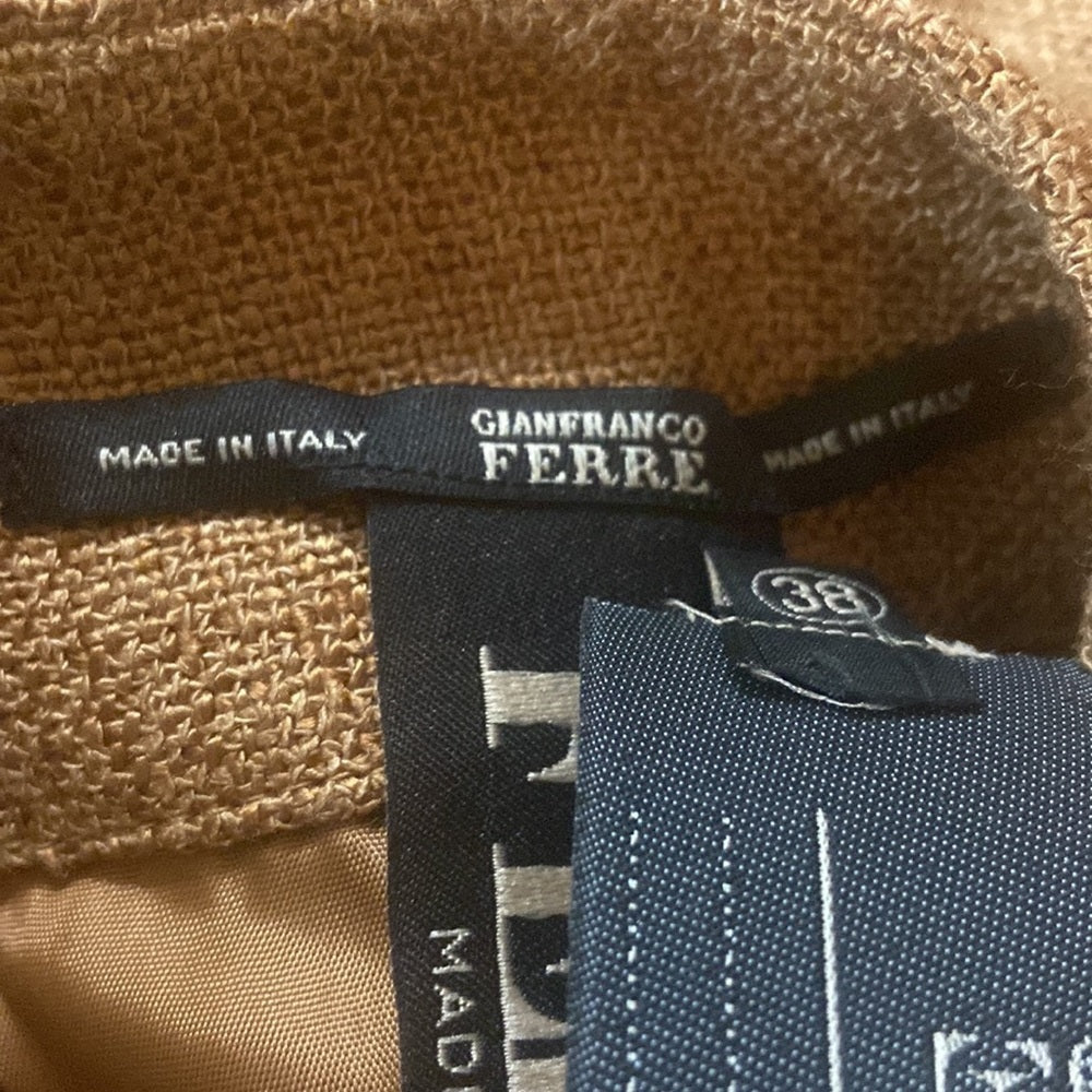 Women’s Gianfranco Ferre skirt. Tan. Size 38