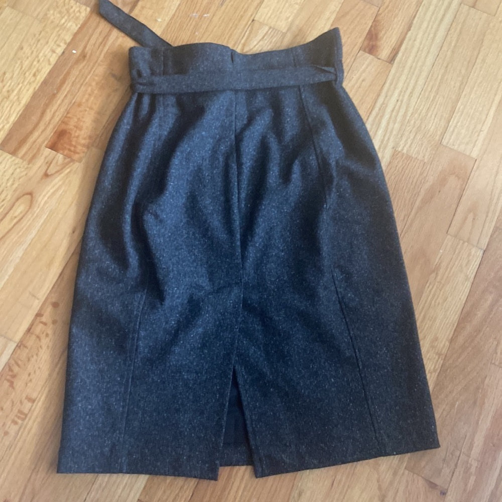 Women’s Benetton skirt. Grey. Size 40.