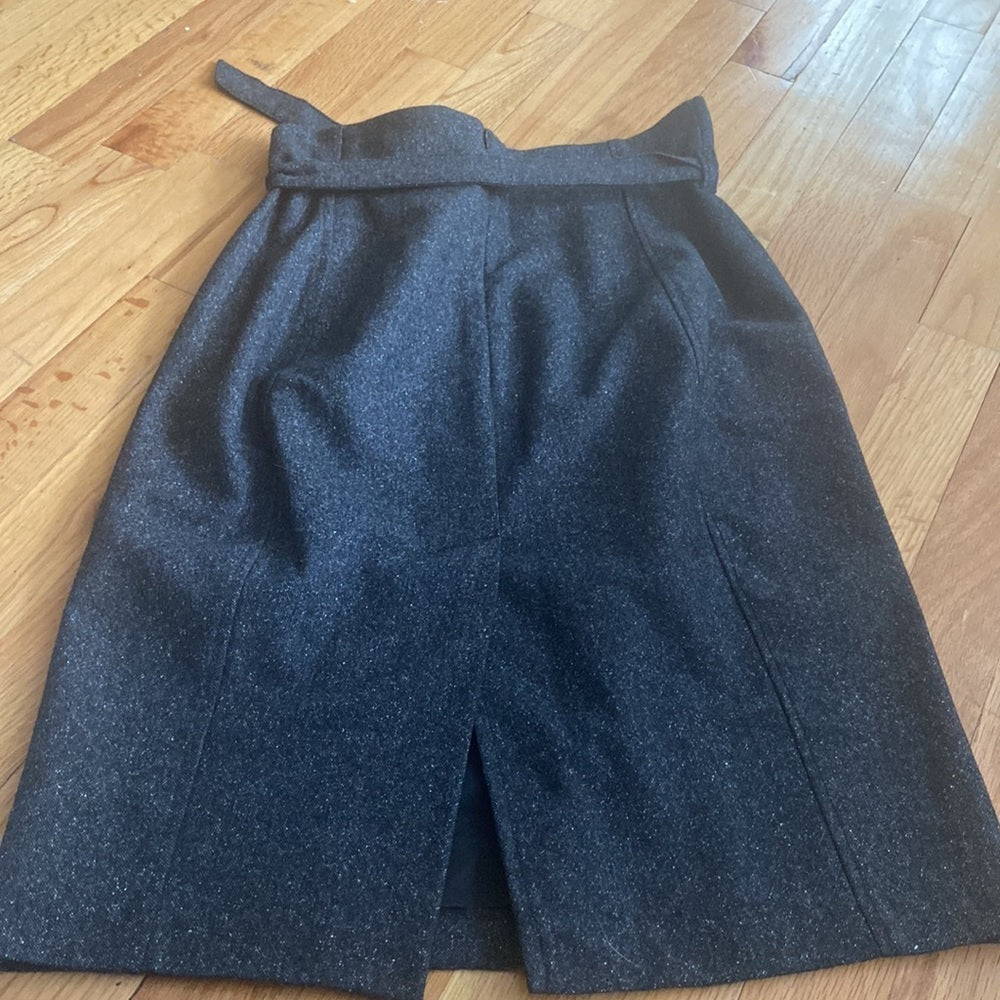 Women’s Benetton skirt. Grey. Size 40.