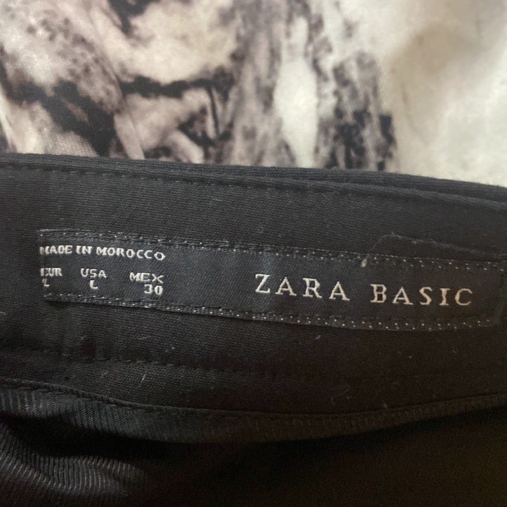 Women’s Zara skirt. Black and white. Size L