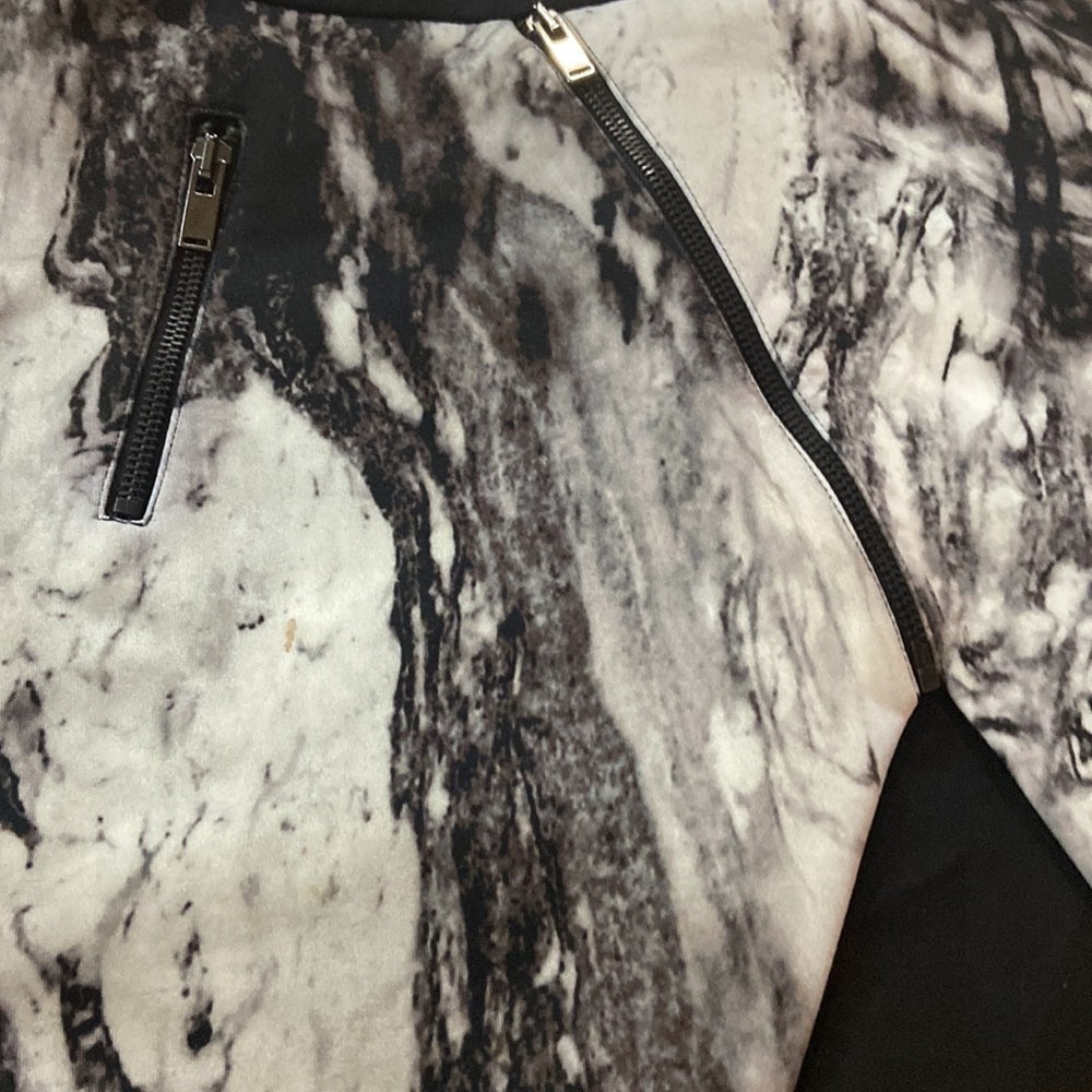 Women’s Zara skirt. Black and white. Size L