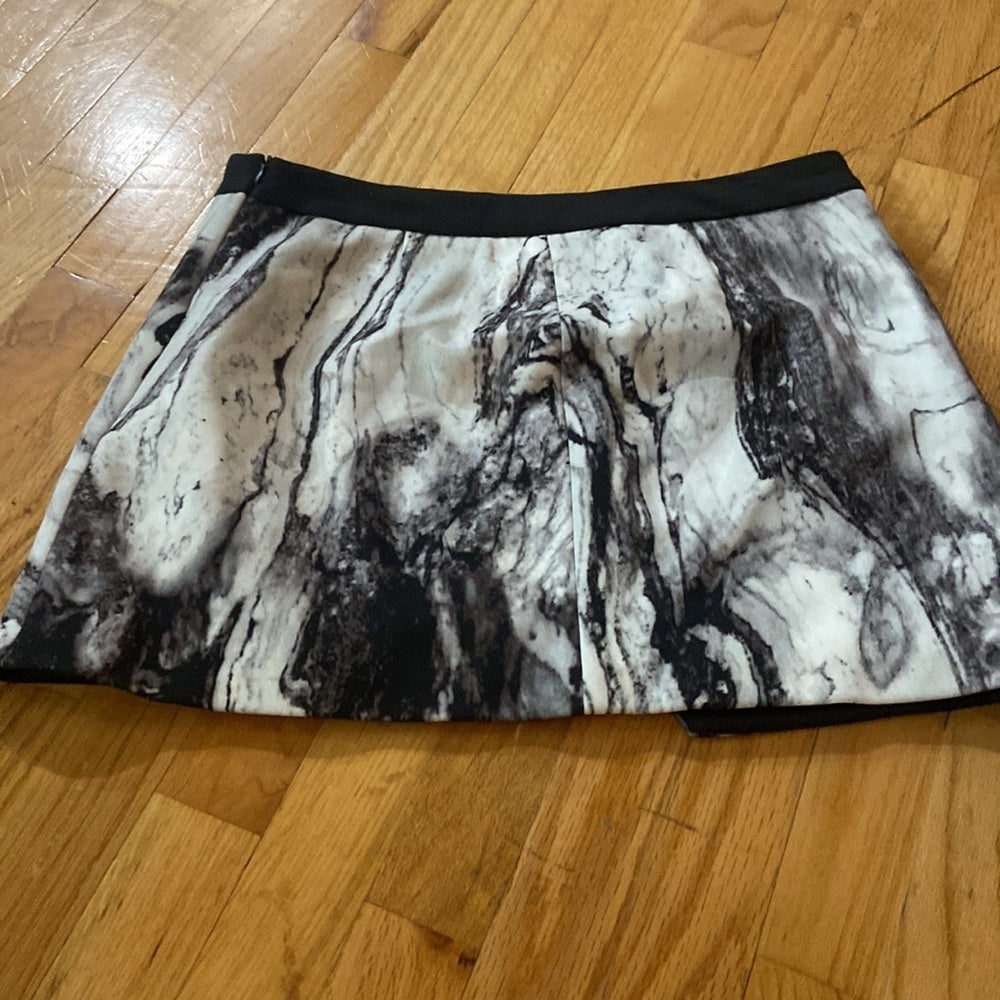 Women’s Zara skirt. Black and white. Size L