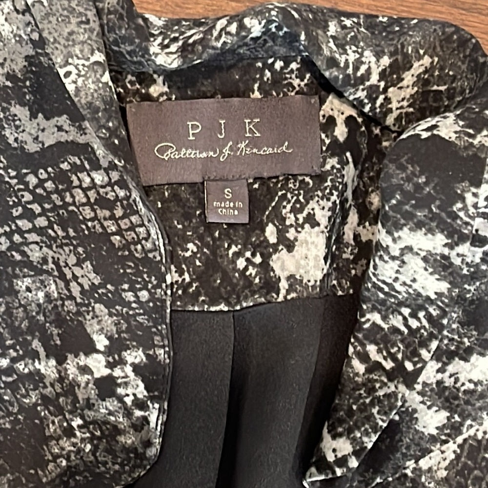 P J K Women’s Black Open Jacket Size Small