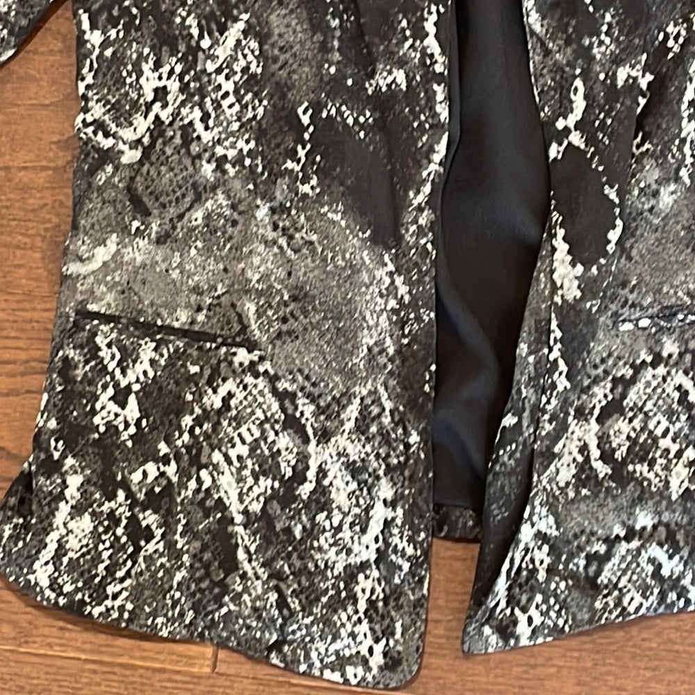 P J K Women’s Black Open Jacket Size Small