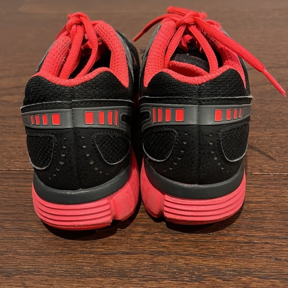 Nike Women’s Black and Red Sneakers Size 6