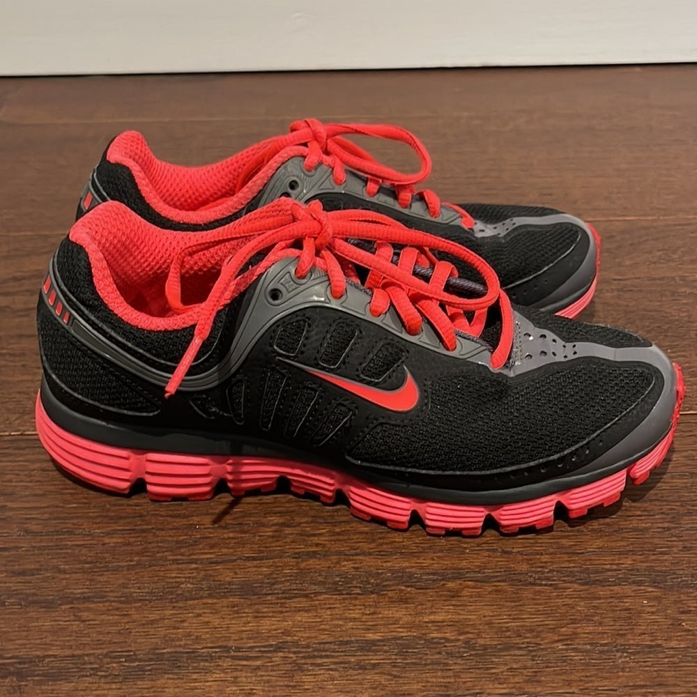 Nike Women’s Black and Red Sneakers Size 6