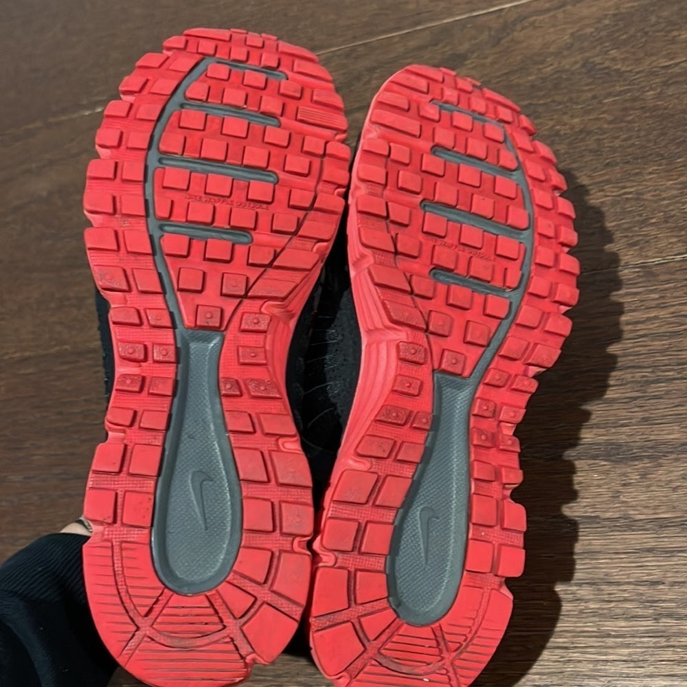 Nike Women’s Black and Red Sneakers Size 6