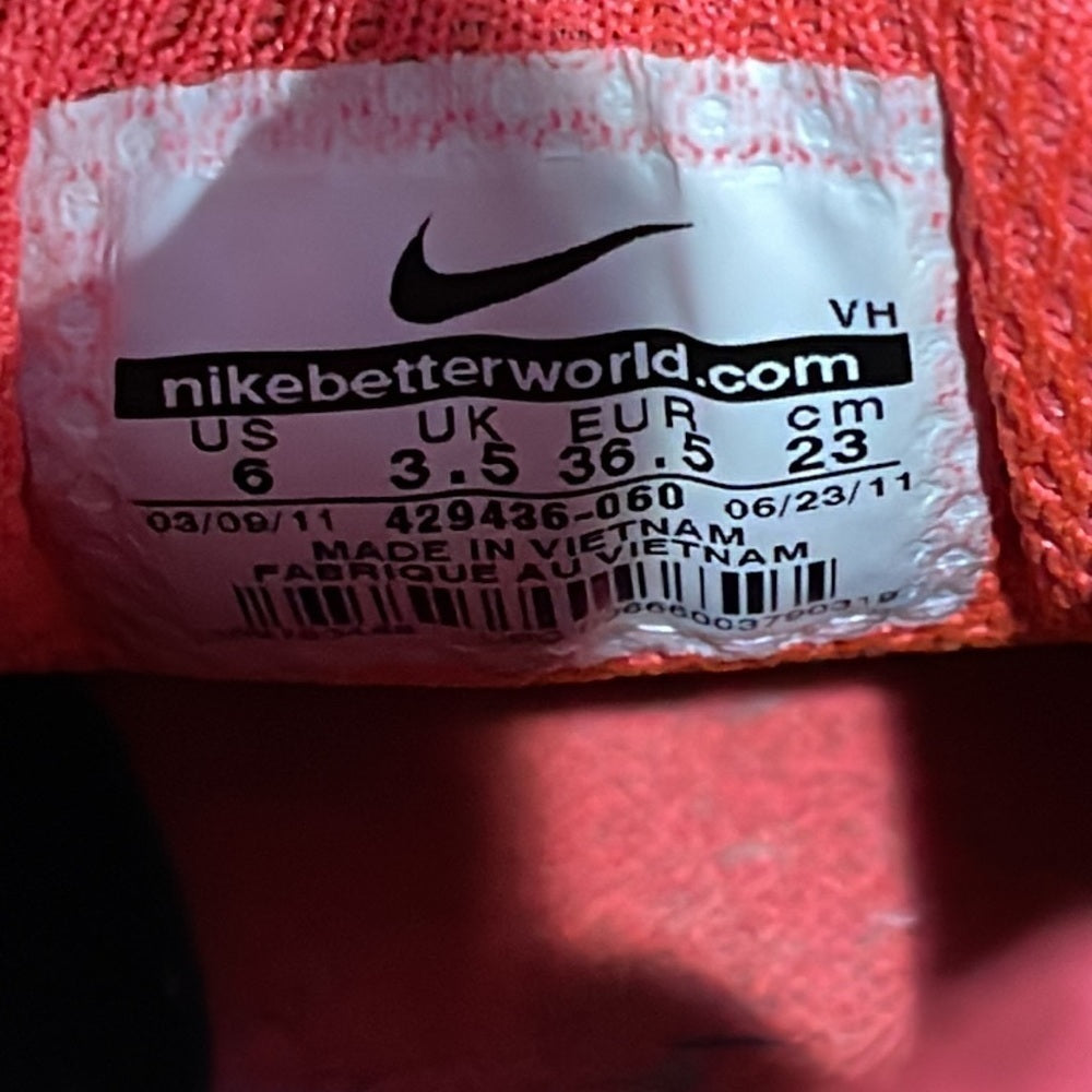 Nike Women’s Black and Red Sneakers Size 6