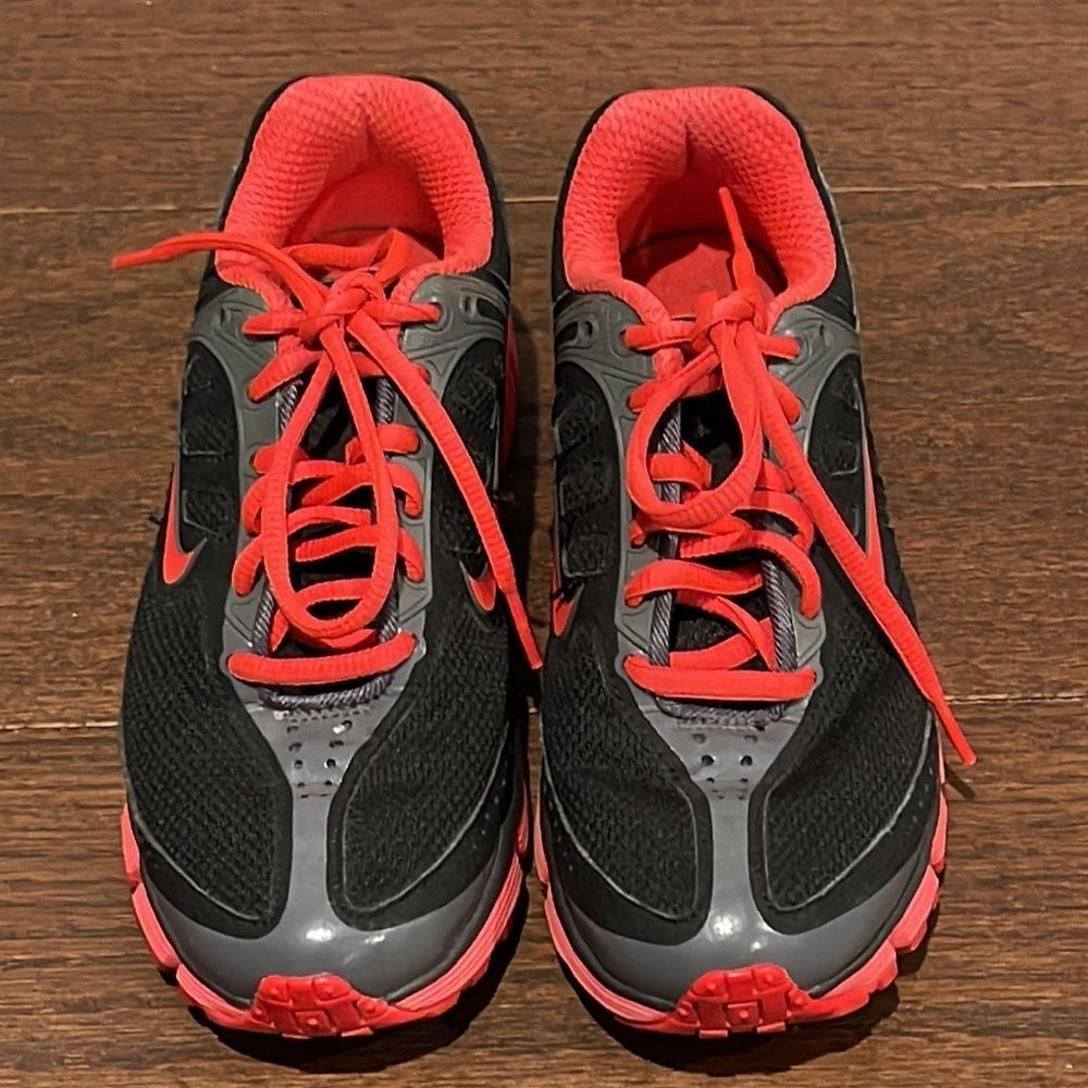 Nike Women’s Black and Red Sneakers Size 6