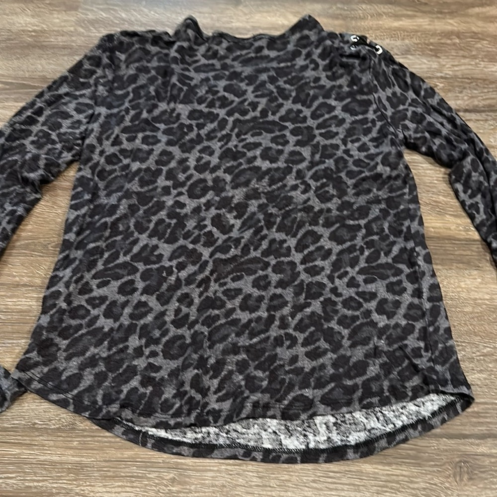 Generation Love Women’s Cheetah V-Neck - Size Small