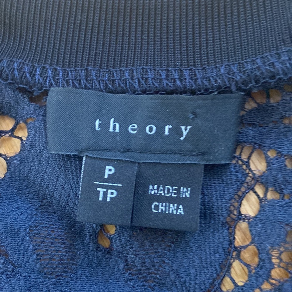 Women’s theory long sleeved top. Black. Size P