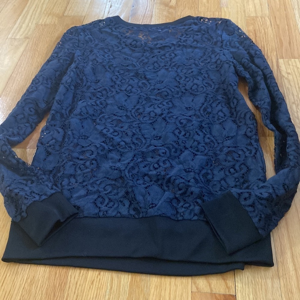 Women’s theory long sleeved top. Black. Size P