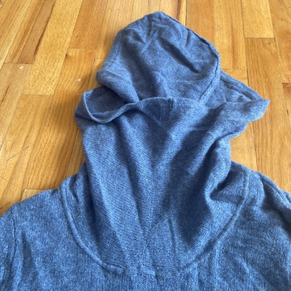 Women’s Saks Fifth Avenue Cashmere sweater. Blue. Size M
