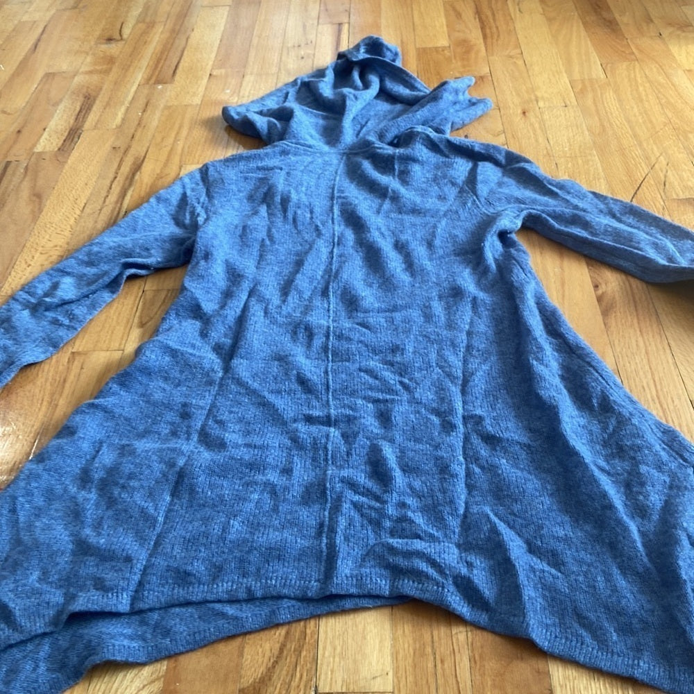 Women’s Saks Fifth Avenue Cashmere sweater. Blue. Size M