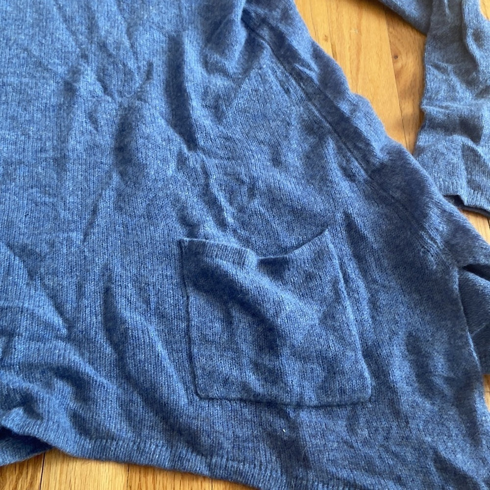 Women’s Saks Fifth Avenue Cashmere sweater. Blue. Size M