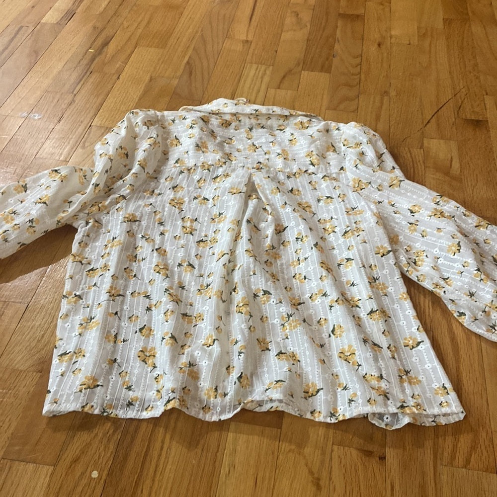 NWT Women’s heartloom top. White with yellow and green flowers. Size M