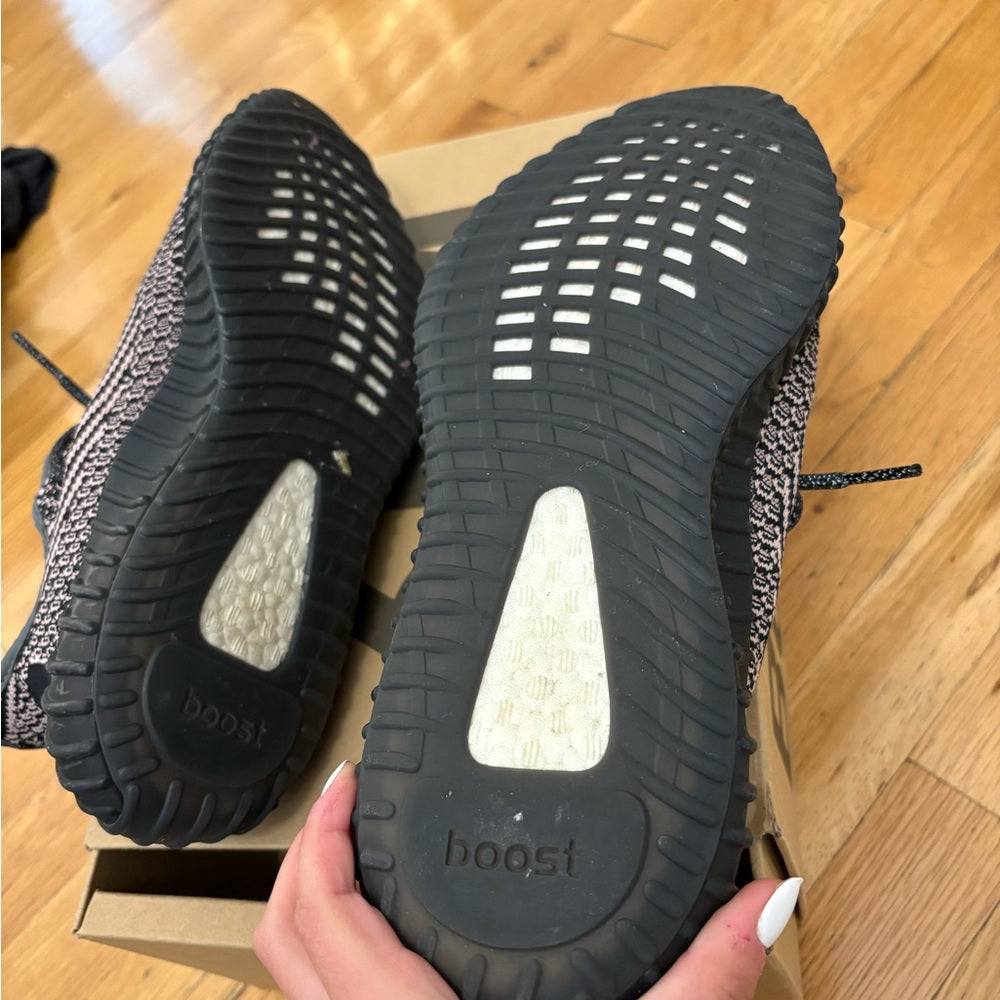 Yeezy Boost 350 Men’s V2 - Black and Red Size 9 1/2
